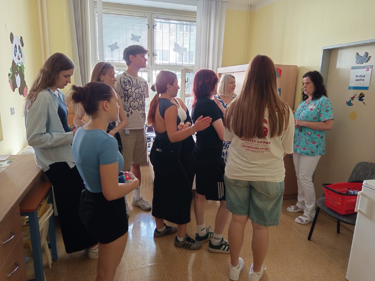 Dětské oddělení Klaudiánky navštívili studenti nymburské zdrávky