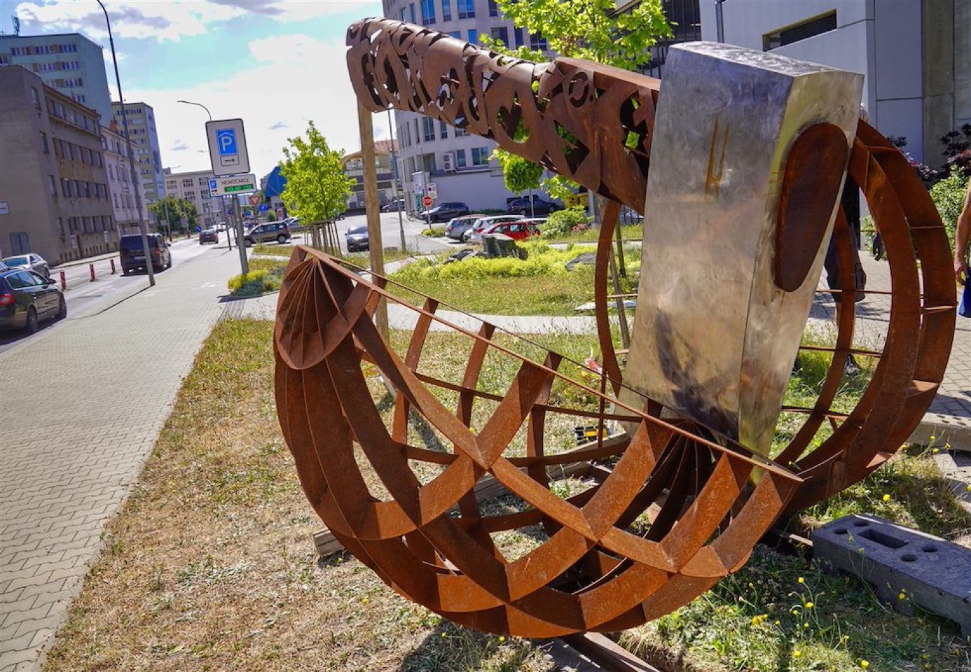 Před parkovacím domem nemocnice je velká socha z Metalového sympozia