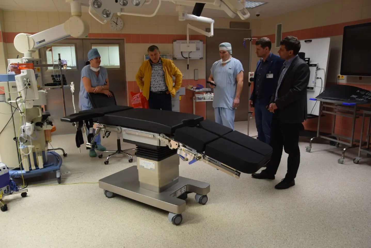 Společnost Sellier & Bellot, a.s. darovala benešovské nemocnici přes milion korun na nákup mobilního chirurgického operačního stolu