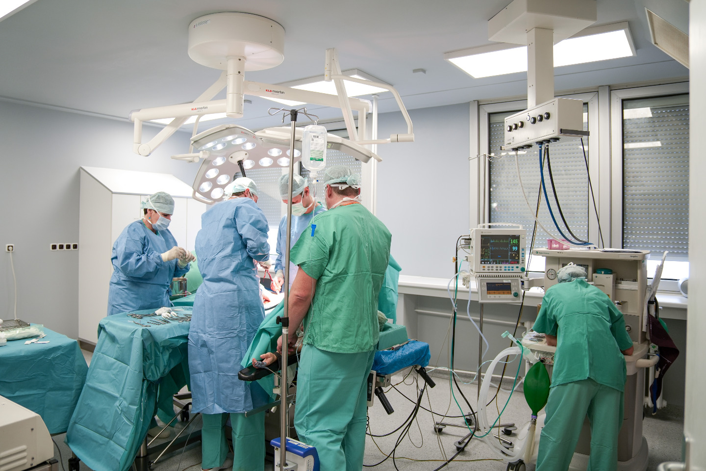 Nemocnice hledají lékaře - v Jablonci zvou mladé chirurgy přímo na sál, nabízejí i zkrácené úvazky